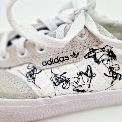 Einzigartiger und nachhaltiger Vintage Turnschuh, Goofy, von Adidas. Unique and sustainable vintage sneaker, goofy, from Adidas. Close-up.