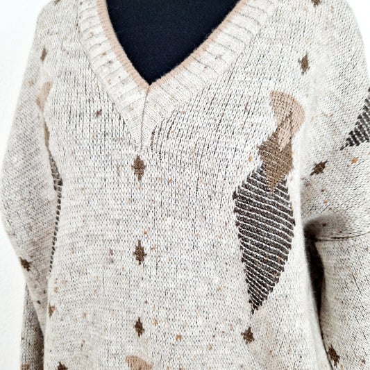 Einzigartiger und nachhaltiger Vintage Pullover in braun-hellbraun-beige, geometrisch. Unique and sustainable vintage pullover in brown-light brown-beige, geometric. Close-up.