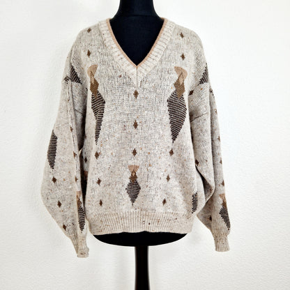 Einzigartiger und nachhaltiger Vintage Pullover in braun-hellbraun-beige, geometrisch. Unique and sustainable vintage pullover in brown-light brown-beige, geometric. Front.