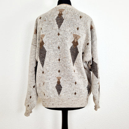 Einzigartiger und nachhaltiger Vintage Pullover in braun-hellbraun-beige, geometrisch. Unique and sustainable vintage pullover in brown-light brown-beige, geometric. Back.