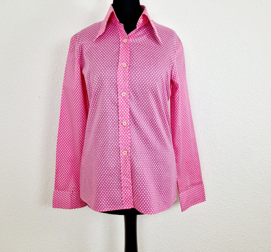 Einzigartige und nachhaltige Vintage Bluse in Pink mit Sternen. Unique and sustainable vintage blouse in pink with stars. Front.