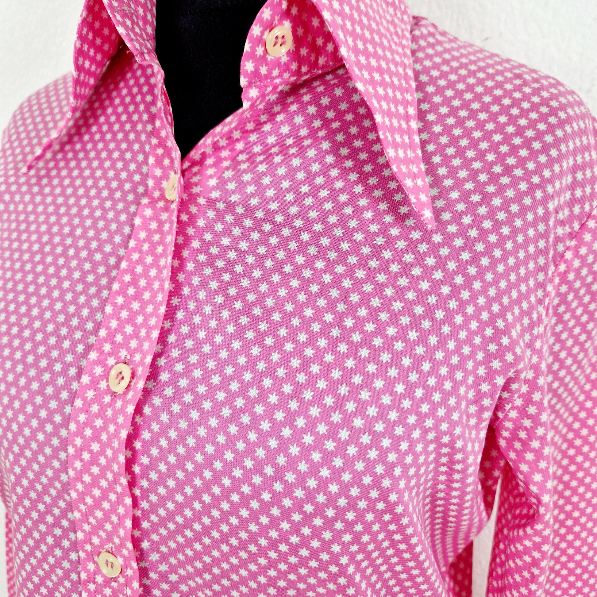 Einzigartige und nachhaltige Vintage Bluse in Pink mit Sternen. Unique and sustainable vintage blouse in pink with stars. Close-up.