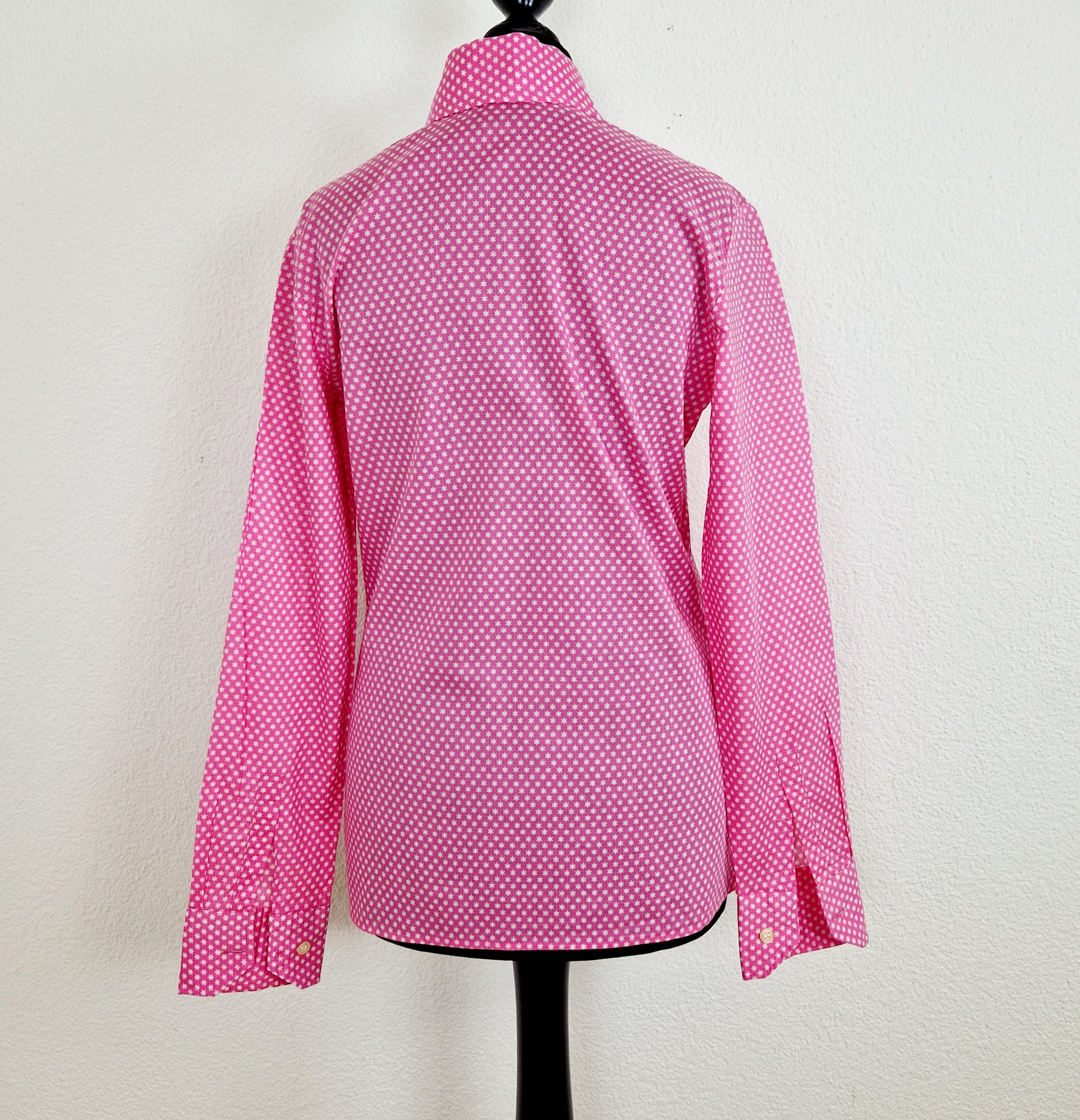 Einzigartige und nachhaltige Vintage Bluse in Pink mit Sternen. Unique and sustainable vintage blouse in pink with stars. Back.