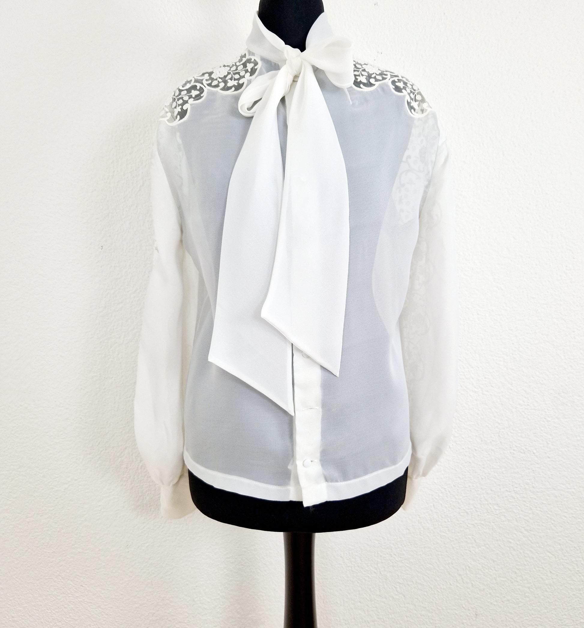 Einzigartige und nachhaltige Vintage Bluse in weiss mit Spitze und Schleife. Unique and sustainable vintage blouse in white with lace and bow. Front.