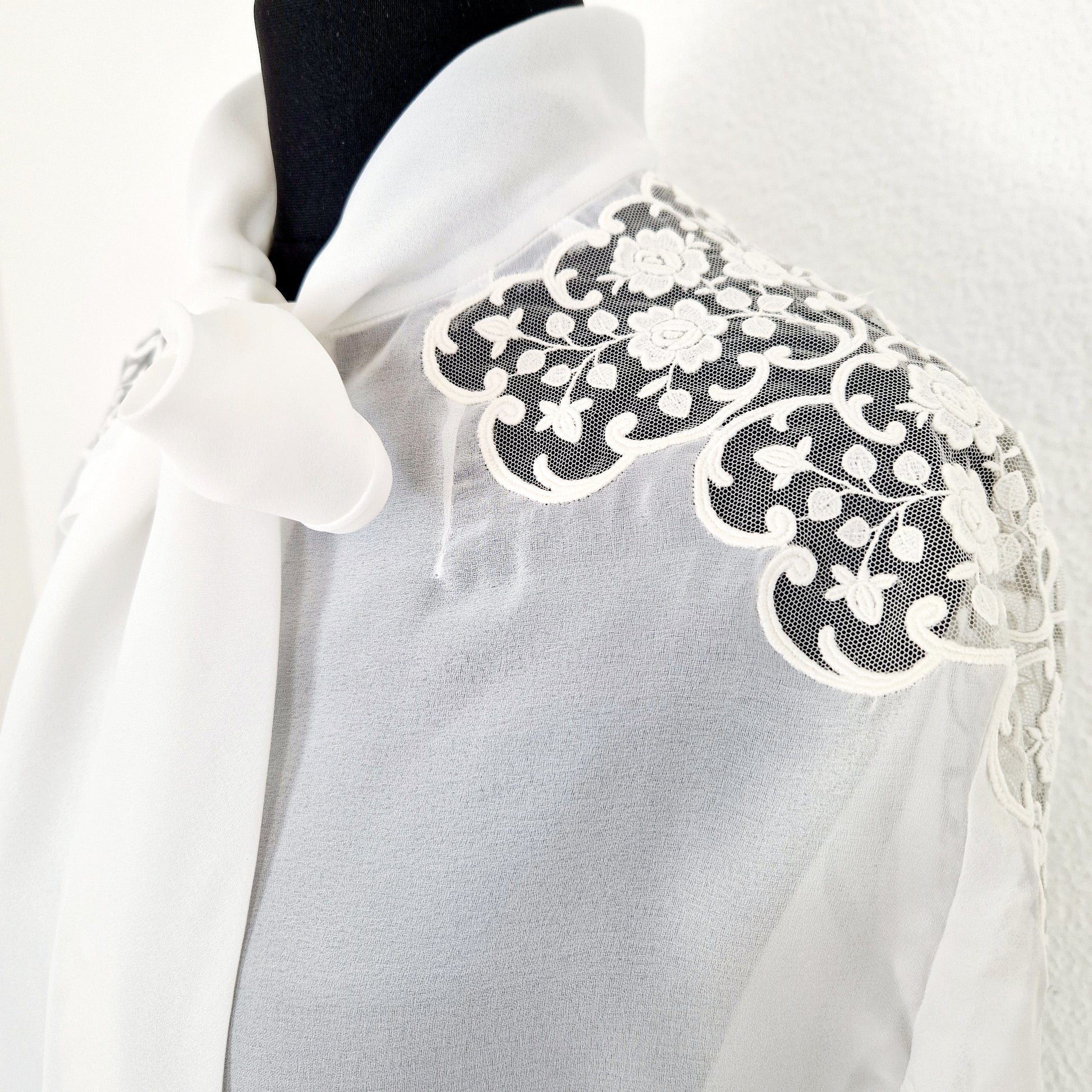 Einzigartige und nachhaltige Vintage Bluse in weiss mit Spitze und Schleife. Unique and sustainable vintage blouse in white with lace and bow. Shoulder.