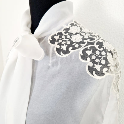 Einzigartige und nachhaltige Vintage Bluse in weiss mit Spitze und Schleife. Unique and sustainable vintage blouse in white with lace and bow. Shoulder.