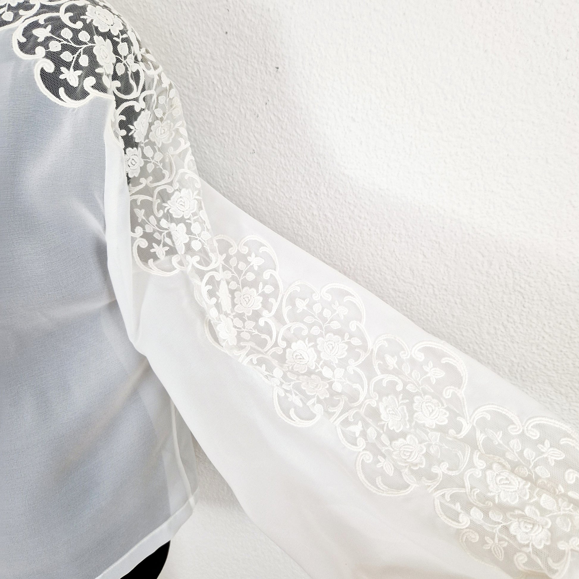 Einzigartige und nachhaltige Vintage Bluse in weiss mit Spitze und Schleife. Unique and sustainable vintage blouse in white with lace and bow. Sleeve.