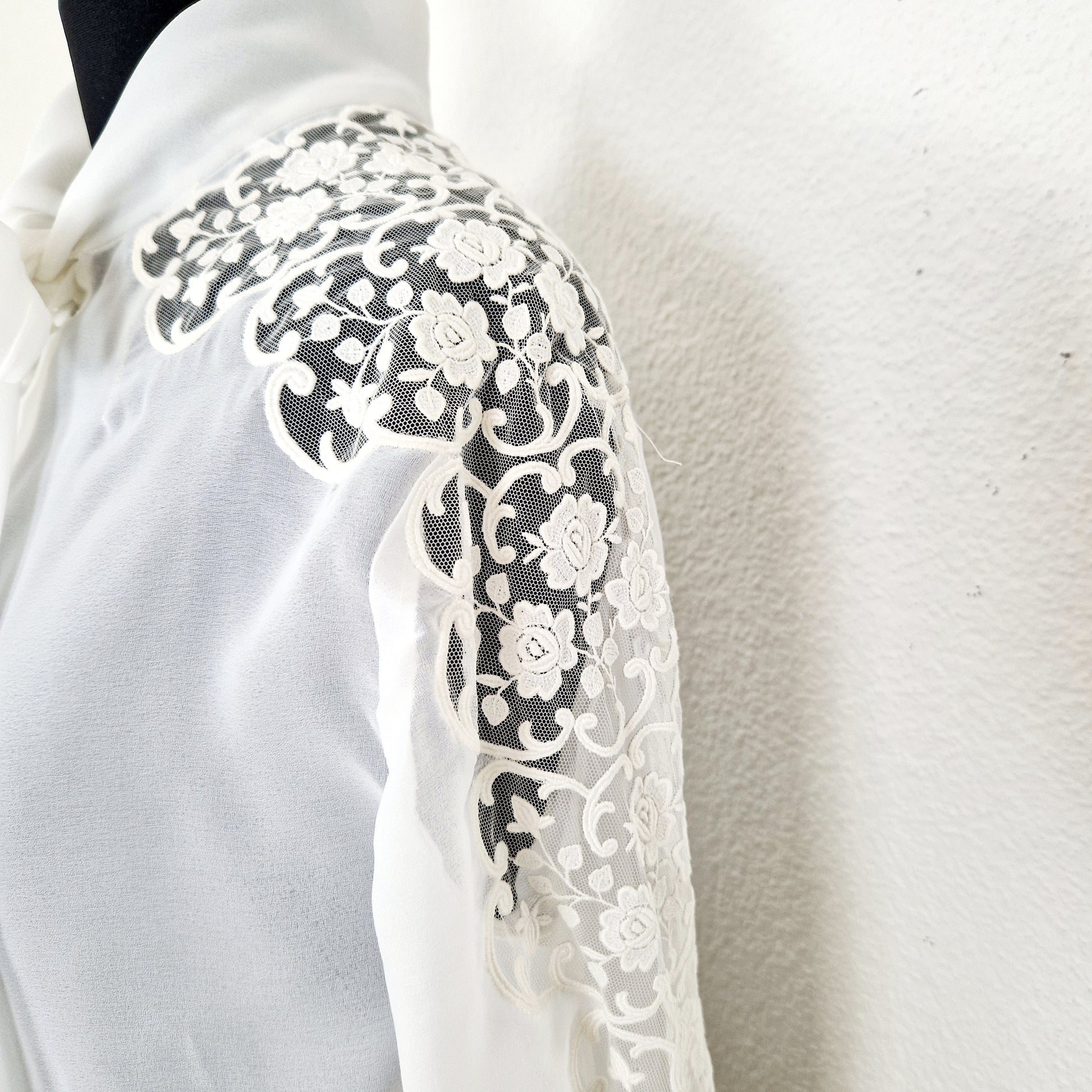 Einzigartige und nachhaltige Vintage Bluse in weiss mit Spitze und Schleife. Unique and sustainable vintage blouse in white with lace and bow. Shoulder 2.