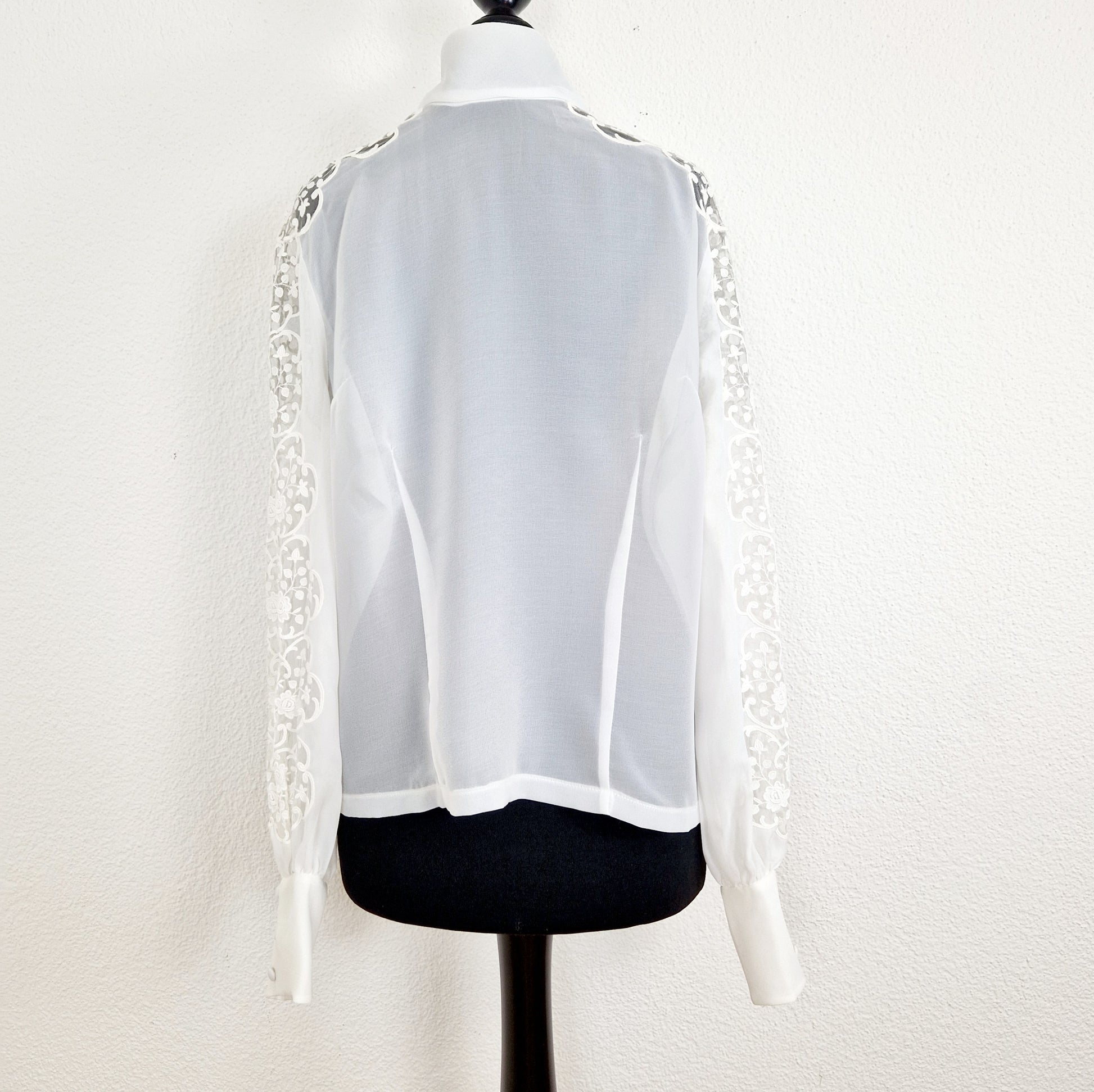 Einzigartige und nachhaltige Vintage Bluse in weiss mit Spitze und Schleife. Unique and sustainable vintage blouse in white with lace and bow. Back.