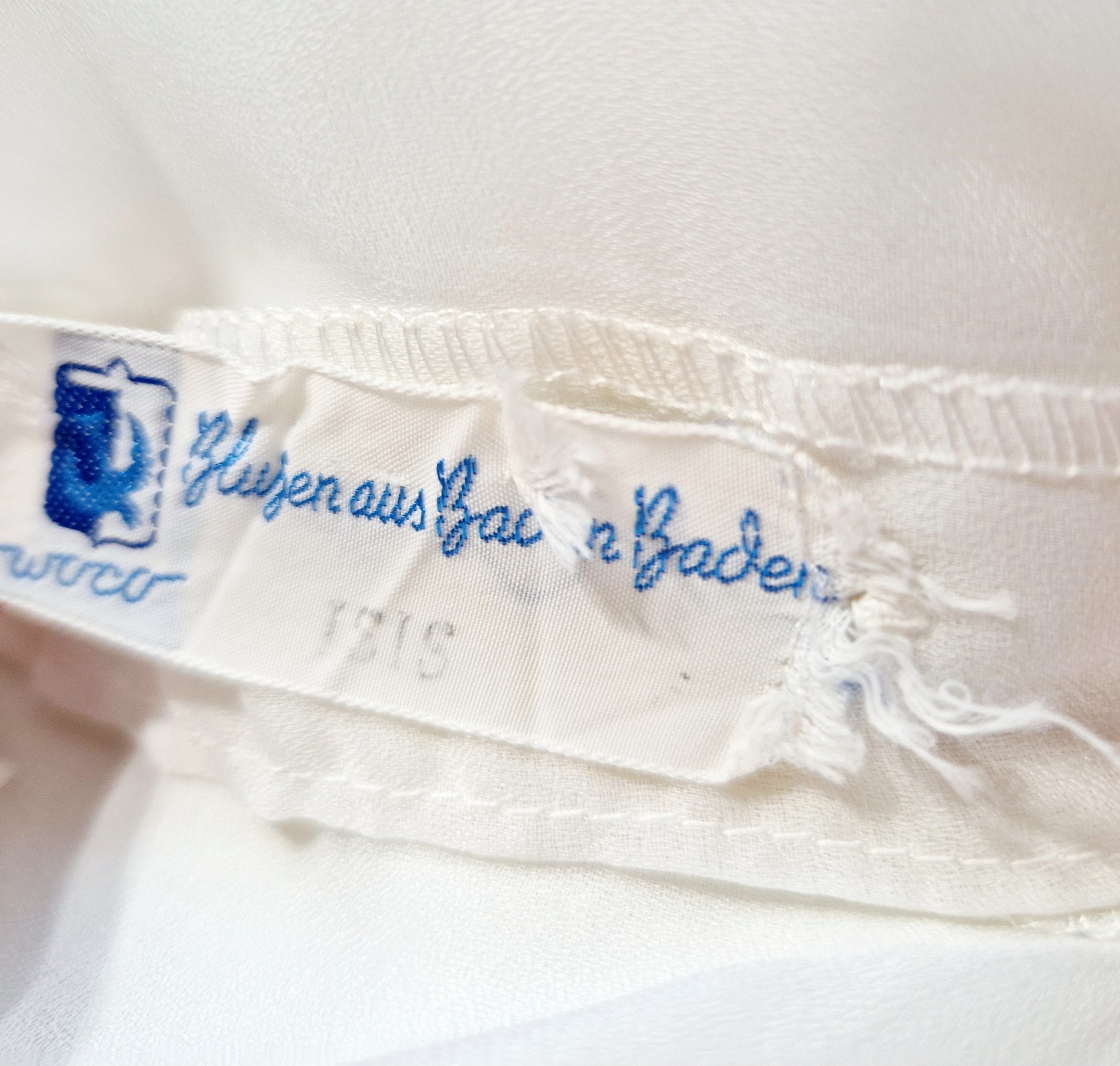 Einzigartige und nachhaltige Vintage Bluse in weiss mit Spitze und Schleife. Unique and sustainable vintage blouse in white with lace and bow. Tag.