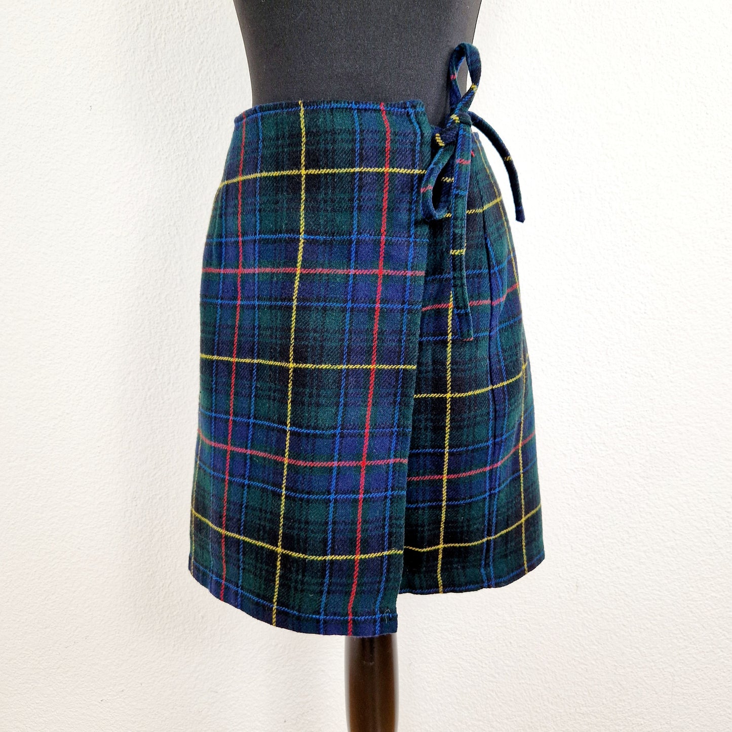 Einzigartiger und nachhaltiger Vintage Wickelrock in grün-blau-rot, kariert. Unique and sustainable vintage wrap skirt in green-blue-red, checked. Front. 