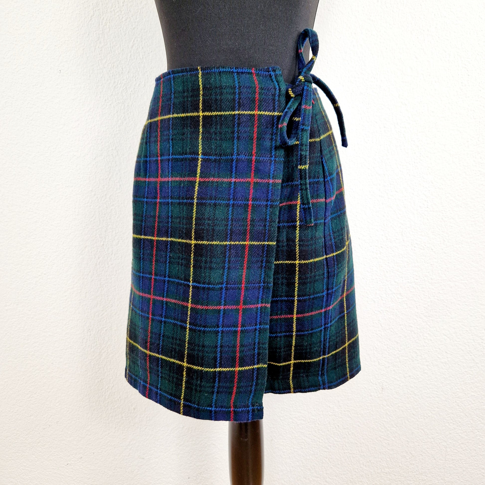 Einzigartiger und nachhaltiger Vintage Wickelrock in grün-blau-rot, kariert. Unique and sustainable vintage wrap skirt in green-blue-red, checked. Front. 