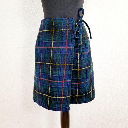 Einzigartiger und nachhaltiger Vintage Wickelrock in grün-blau-rot, kariert. Unique and sustainable vintage wrap skirt in green-blue-red, checked. Front. 