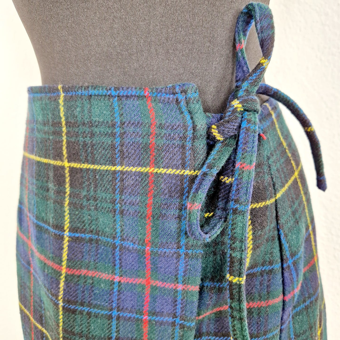 Einzigartiger und nachhaltiger Vintage Wickelrock in grün-blau-rot, kariert. Unique and sustainable vintage wrap skirt in green-blue-red, checked. Close-up.