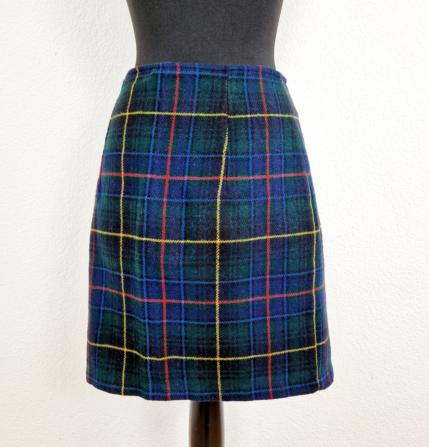 Einzigartiger und nachhaltiger Vintage Wickelrock in grün-blau-rot, kariert. Unique and sustainable vintage wrap skirt in green-blue-red, checked. Back.