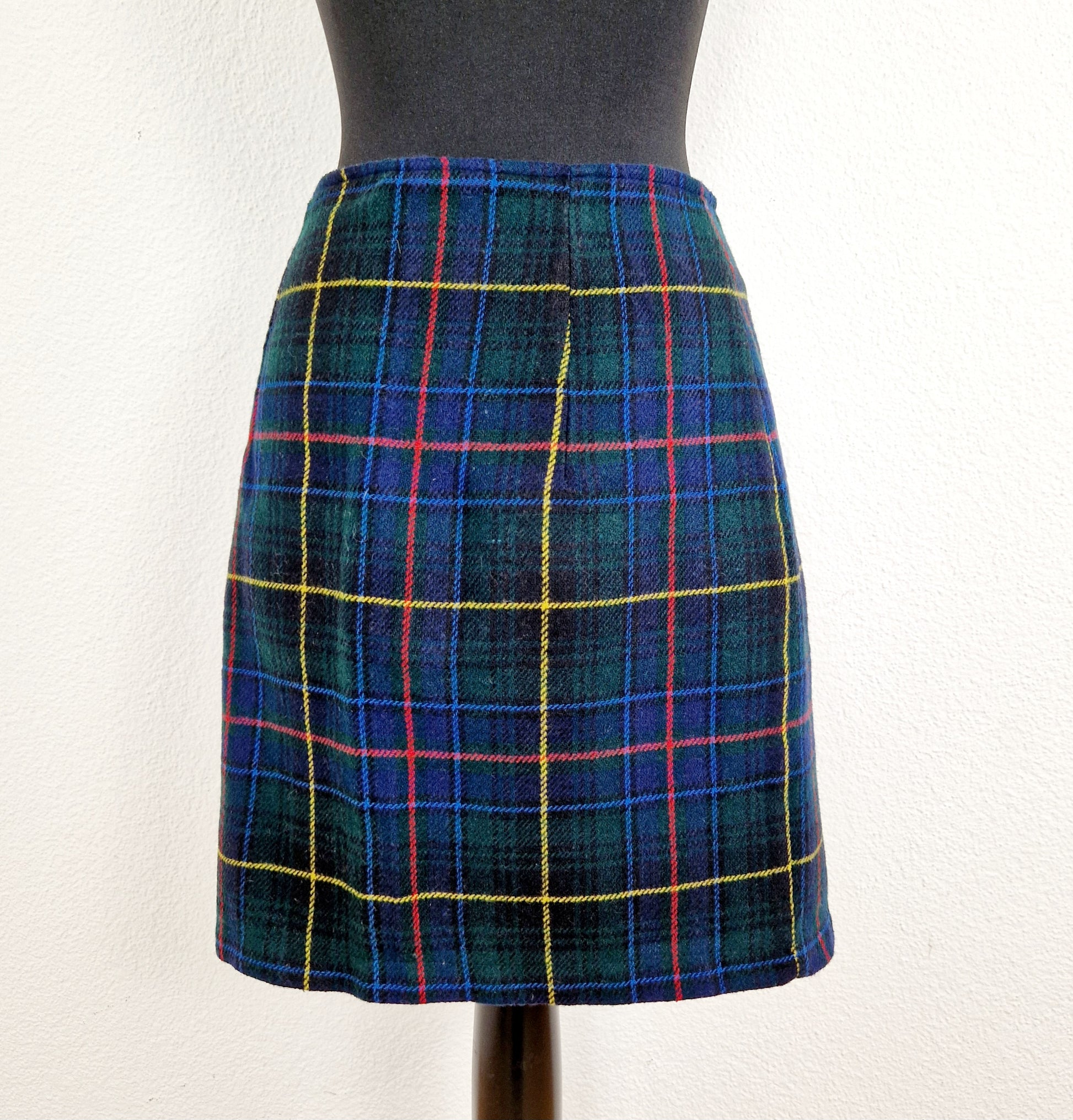 Einzigartiger und nachhaltiger Vintage Wickelrock in grün-blau-rot, kariert. Unique and sustainable vintage wrap skirt in green-blue-red, checked. Back.