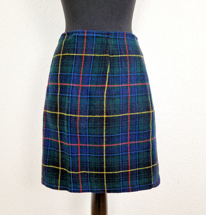 Einzigartiger und nachhaltiger Vintage Wickelrock in grün-blau-rot, kariert. Unique and sustainable vintage wrap skirt in green-blue-red, checked. Back.