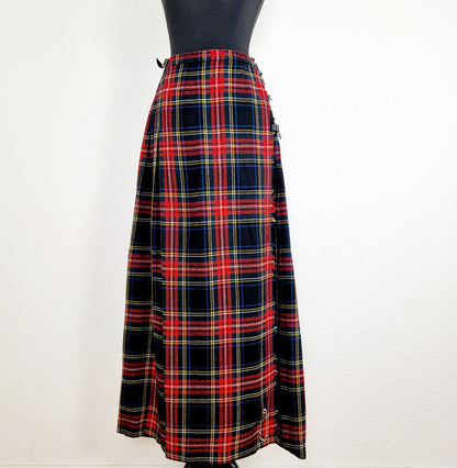 Einzigartiger und nachhaltiger Vintage Wickelrock in rot-schwarz-blau, kariert. Unique and sustainable vintage wrap skirt in red-black-blue, checked. Front. 