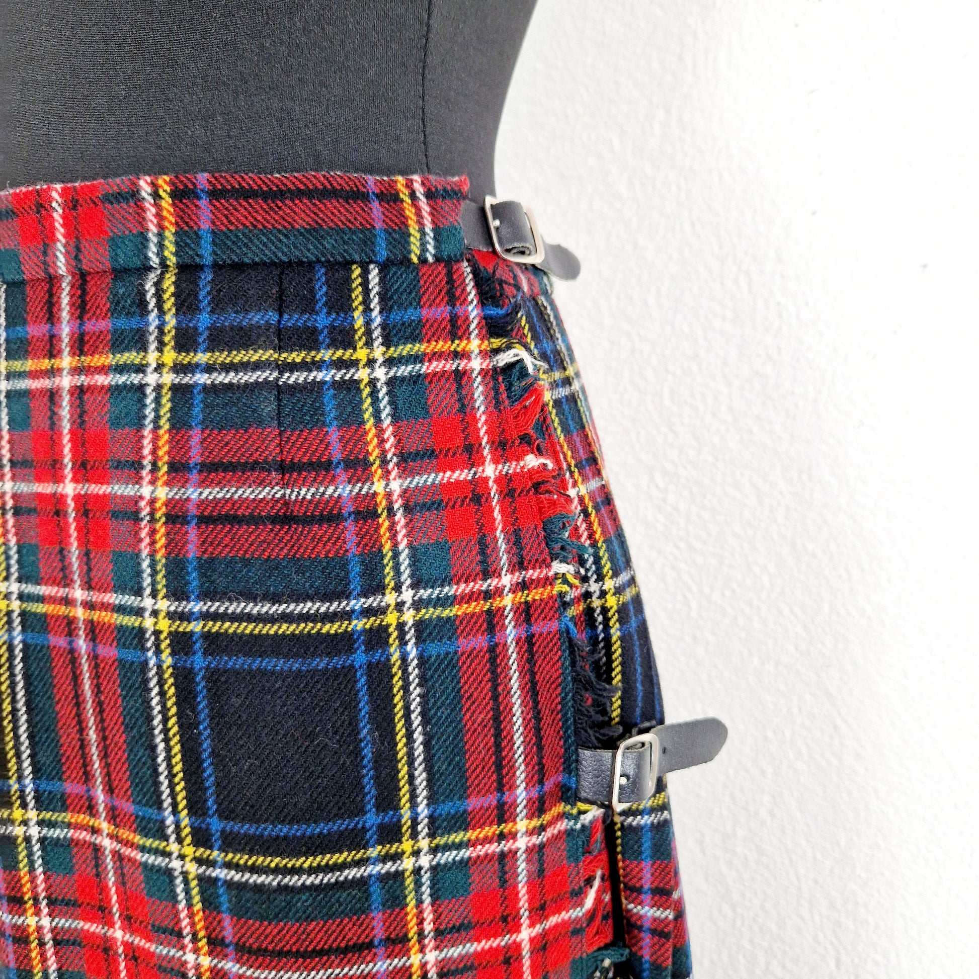 Einzigartiger und nachhaltiger Vintage Wickelrock in rot-schwarz-blau, kariert. Unique and sustainable vintage wrap skirt in red-black-blue, checked. Close-up.