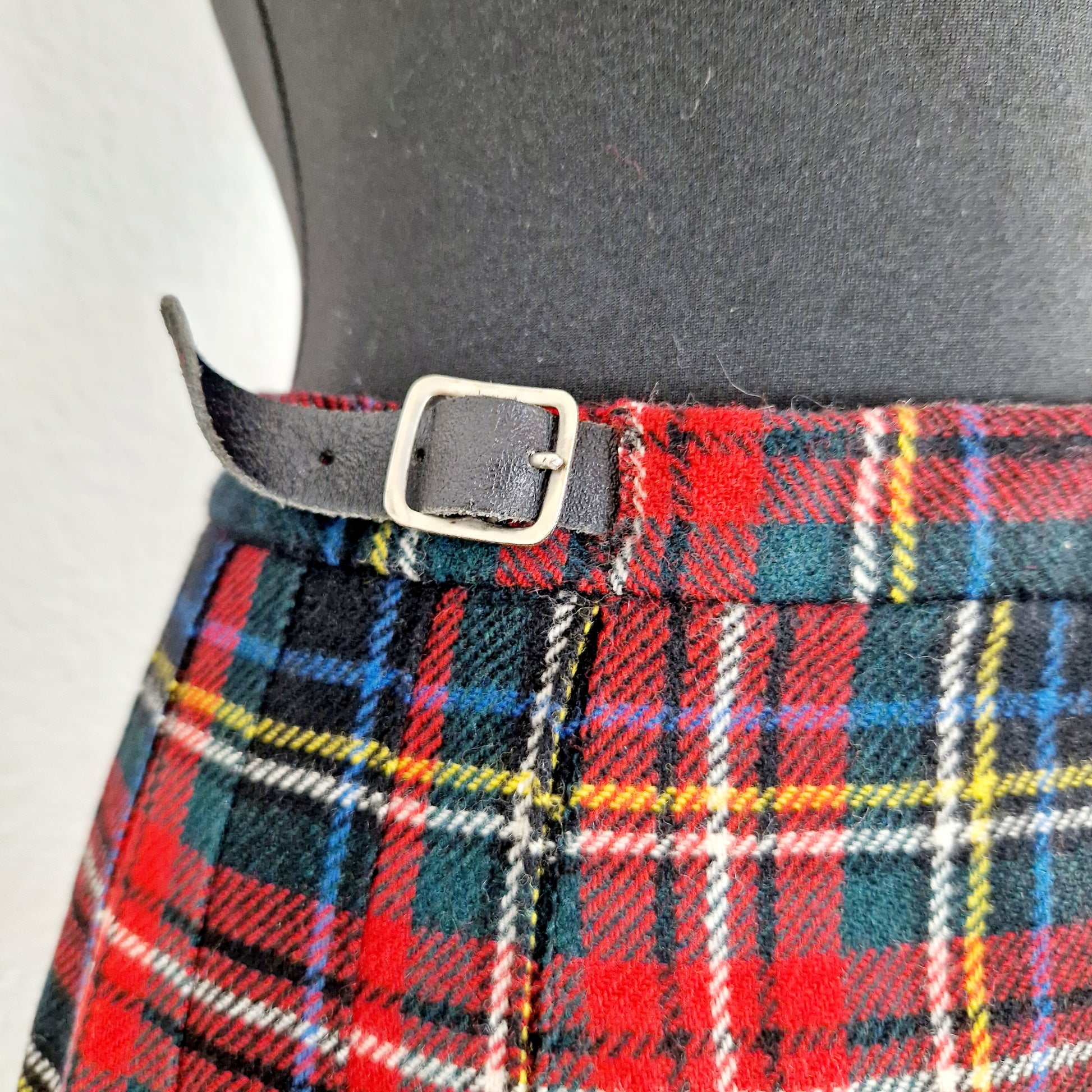 Einzigartiger und nachhaltiger Vintage Wickelrock in rot-schwarz-blau, kariert. Unique and sustainable vintage wrap skirt in red-black-blue, checked. Close-up 2.