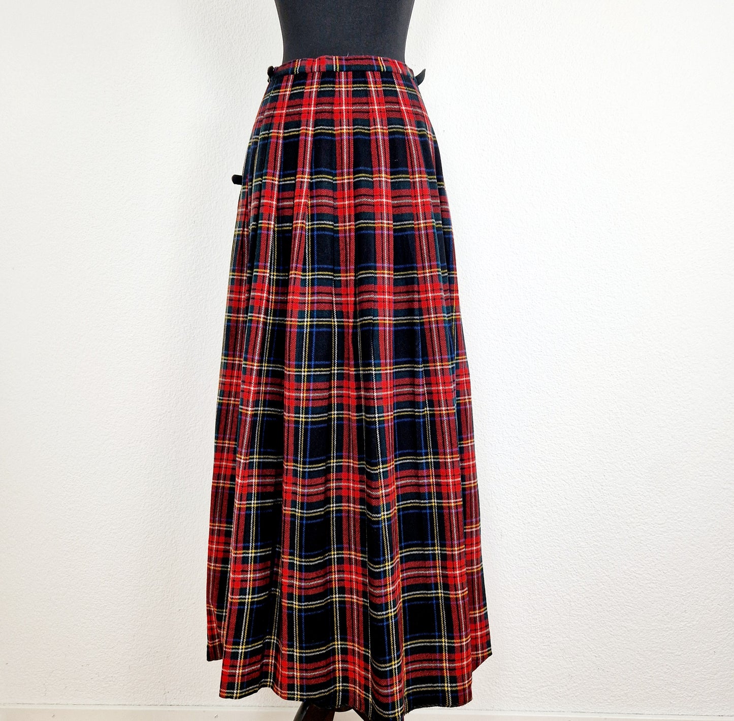 Einzigartiger und nachhaltiger Vintage Wickelrock in rot-schwarz-blau, kariert. Unique and sustainable vintage wrap skirt in red-black-blue, checked. Back.