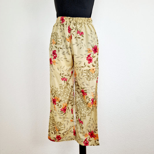 Einzigartige und nachhaltige Vintage Hose in beige-oliv-rot mit Blumen. Unique and sustainable vintage pants in beige-olive-red with flowers. Front. 