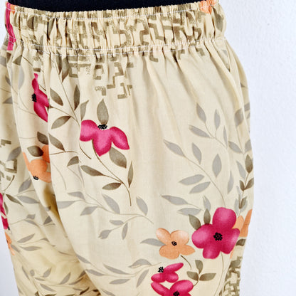Einzigartige und nachhaltige Vintage Hose in beige-oliv-rot mit Blumen. Unique and sustainable vintage pants in beige-olive-red with flowers. Close-up.