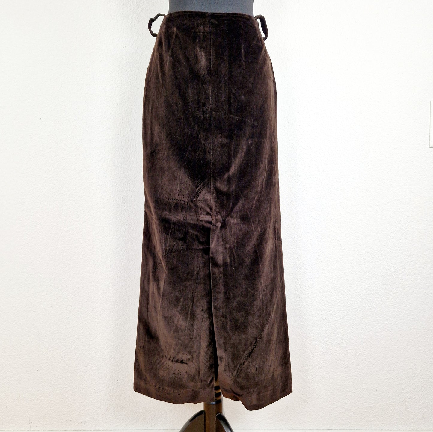 Einzigartiger und nachhaltiger Vintage Rock in braun, Samt. Unique and sustainable vintage skirt in brown, velvet. Front. 