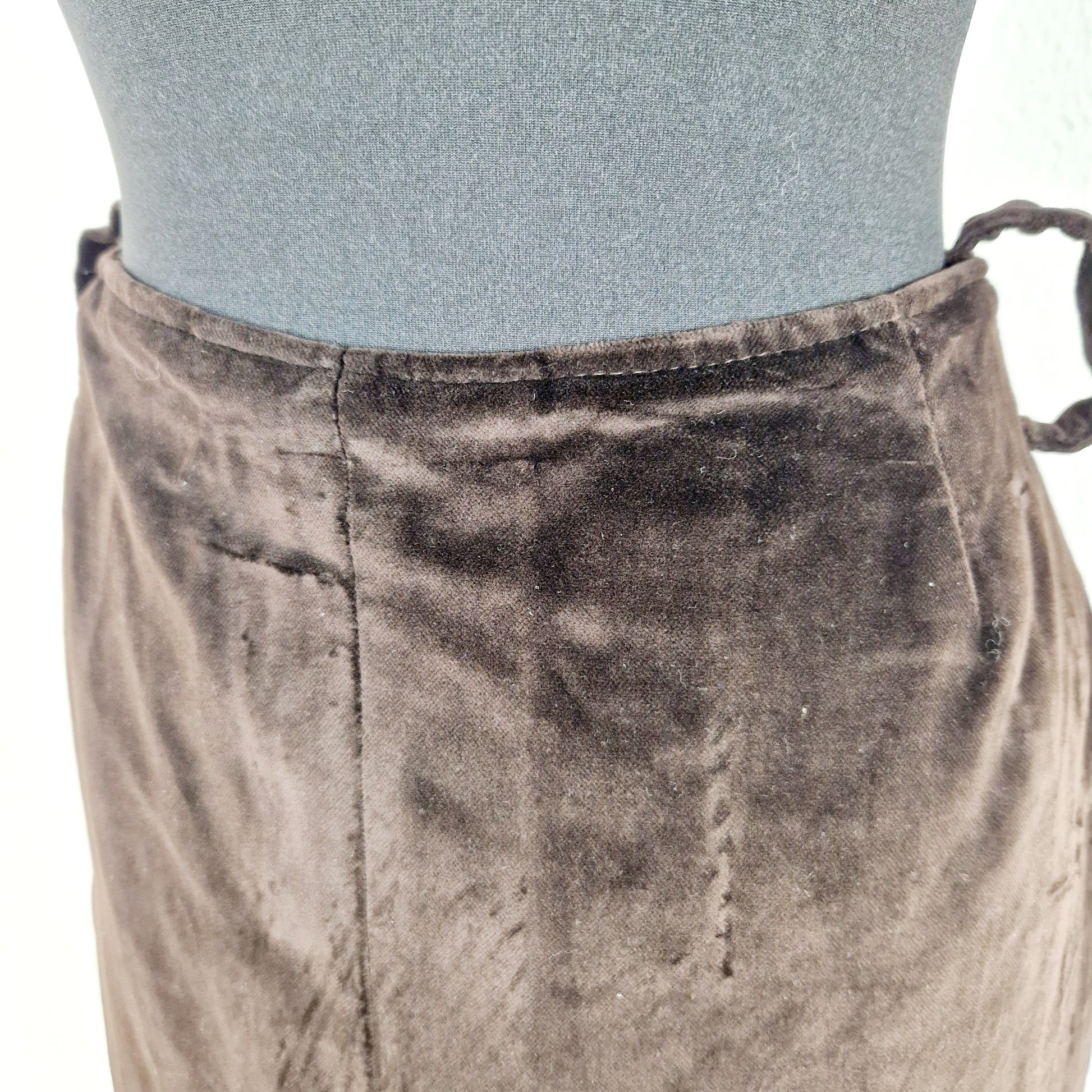 Einzigartiger und nachhaltiger Vintage Rock in braun, Samt. Unique and sustainable vintage skirt in brown, velvet. Close-up.