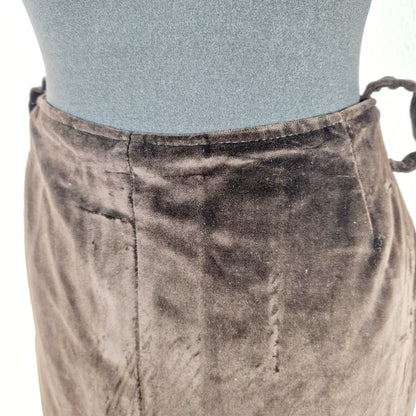 Einzigartiger und nachhaltiger Vintage Rock in braun, Samt. Unique and sustainable vintage skirt in brown, velvet. Close-up.
