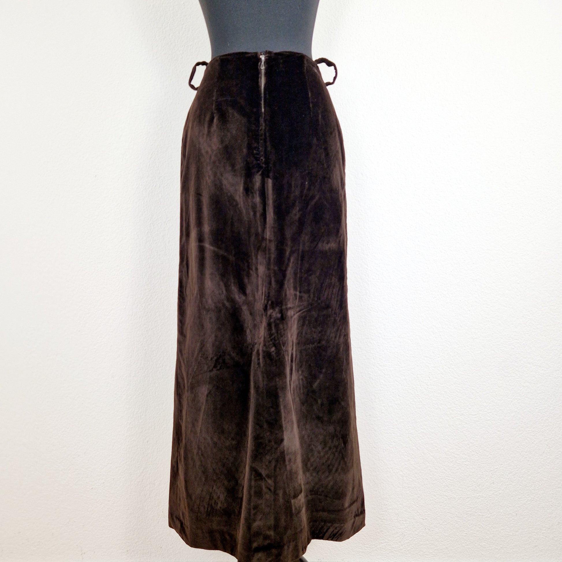 Einzigartiger und nachhaltiger Vintage Rock in braun, Samt. Unique and sustainable vintage skirt in brown, velvet. Back.