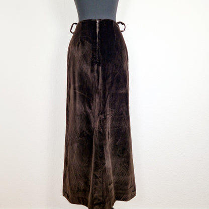 Einzigartiger und nachhaltiger Vintage Rock in braun, Samt. Unique and sustainable vintage skirt in brown, velvet. Back.