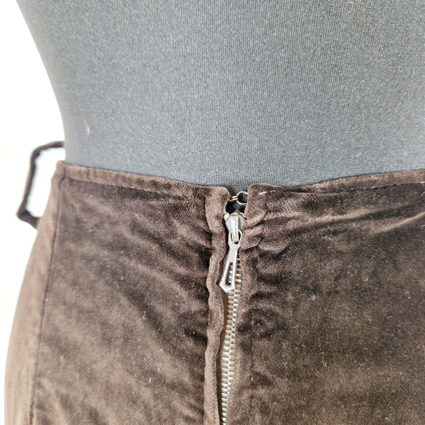 Einzigartiger und nachhaltiger Vintage Rock in braun, Samt. Unique and sustainable vintage skirt in brown, velvet. Zipper.