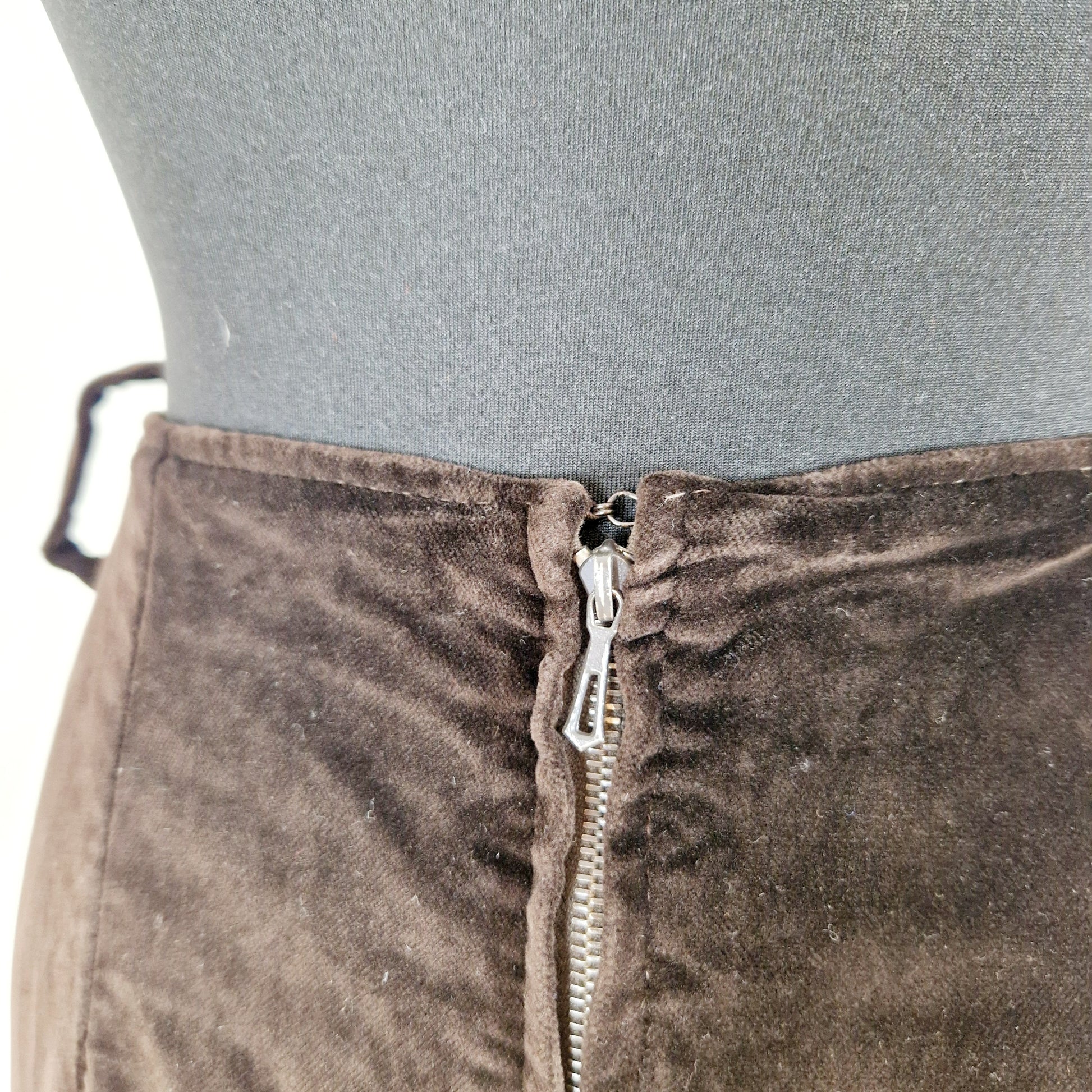 Einzigartiger und nachhaltiger Vintage Rock in braun, Samt. Unique and sustainable vintage skirt in brown, velvet. Zipper.