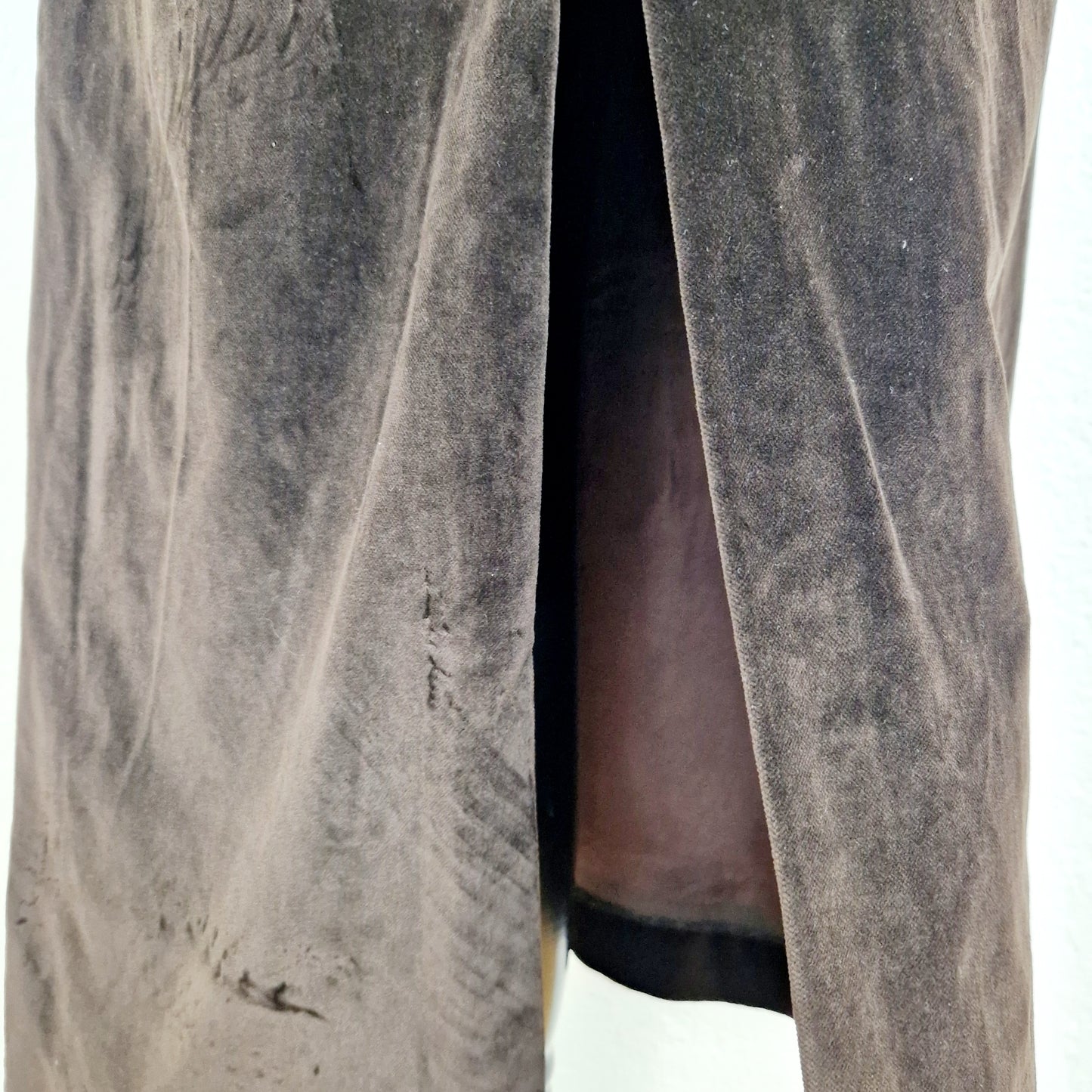 Einzigartiger und nachhaltiger Vintage Rock in braun, Samt. Unique and sustainable vintage skirt in brown, velvet. Slit.