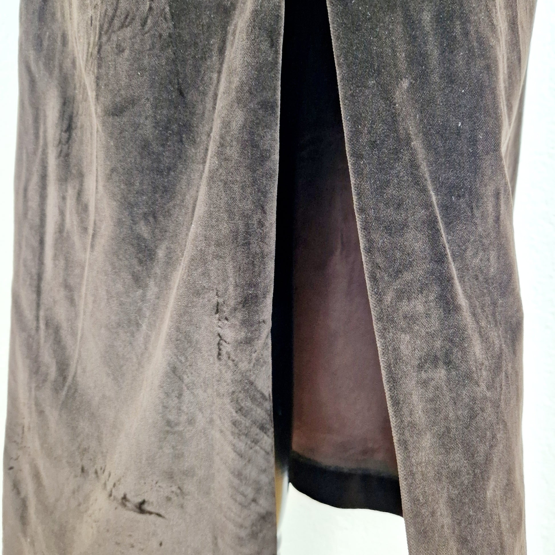 Einzigartiger und nachhaltiger Vintage Rock in braun, Samt. Unique and sustainable vintage skirt in brown, velvet. Slit.