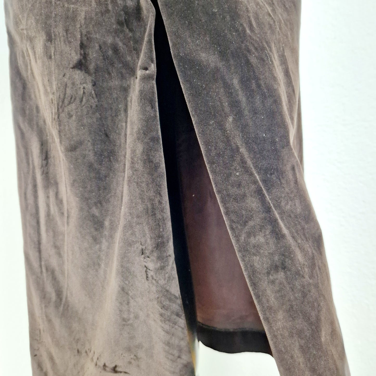 Einzigartiger und nachhaltiger Vintage Rock in braun, Samt. Unique and sustainable vintage skirt in brown, velvet. Slit.