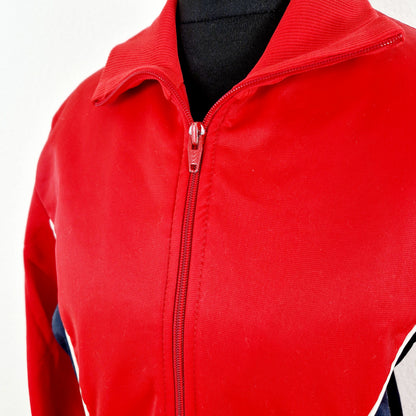 Einzigartige und nachhaltige Vintage Trainerjacke in rot-dunkelblau. Unique and sustainable vintage track jacket in red-dark blue. Close-up.