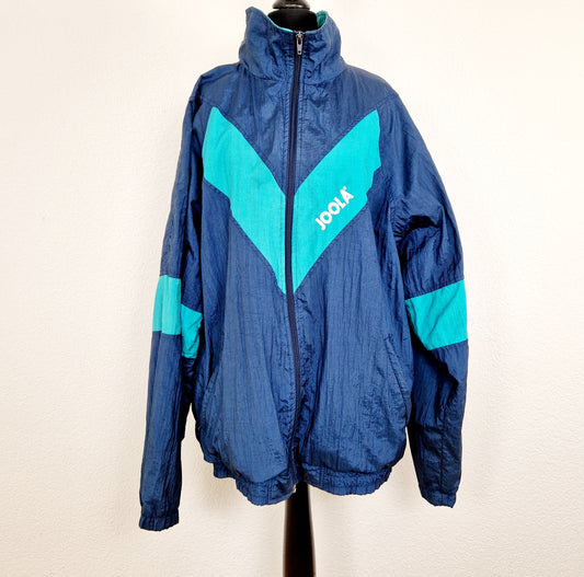 Einzigartige und nachhaltige Vintage Trainerjacke in blau-türkis von Joola. Unique and sustainable vintage track jacket in blue-turquois from Joola. Front.