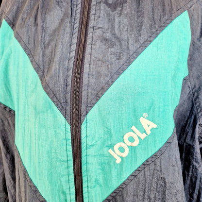Einzigartige und nachhaltige Vintage Trainerjacke in blau-türkis von Joola. Unique and sustainable vintage track jacket in blue-turquois from Joola. Close-up.