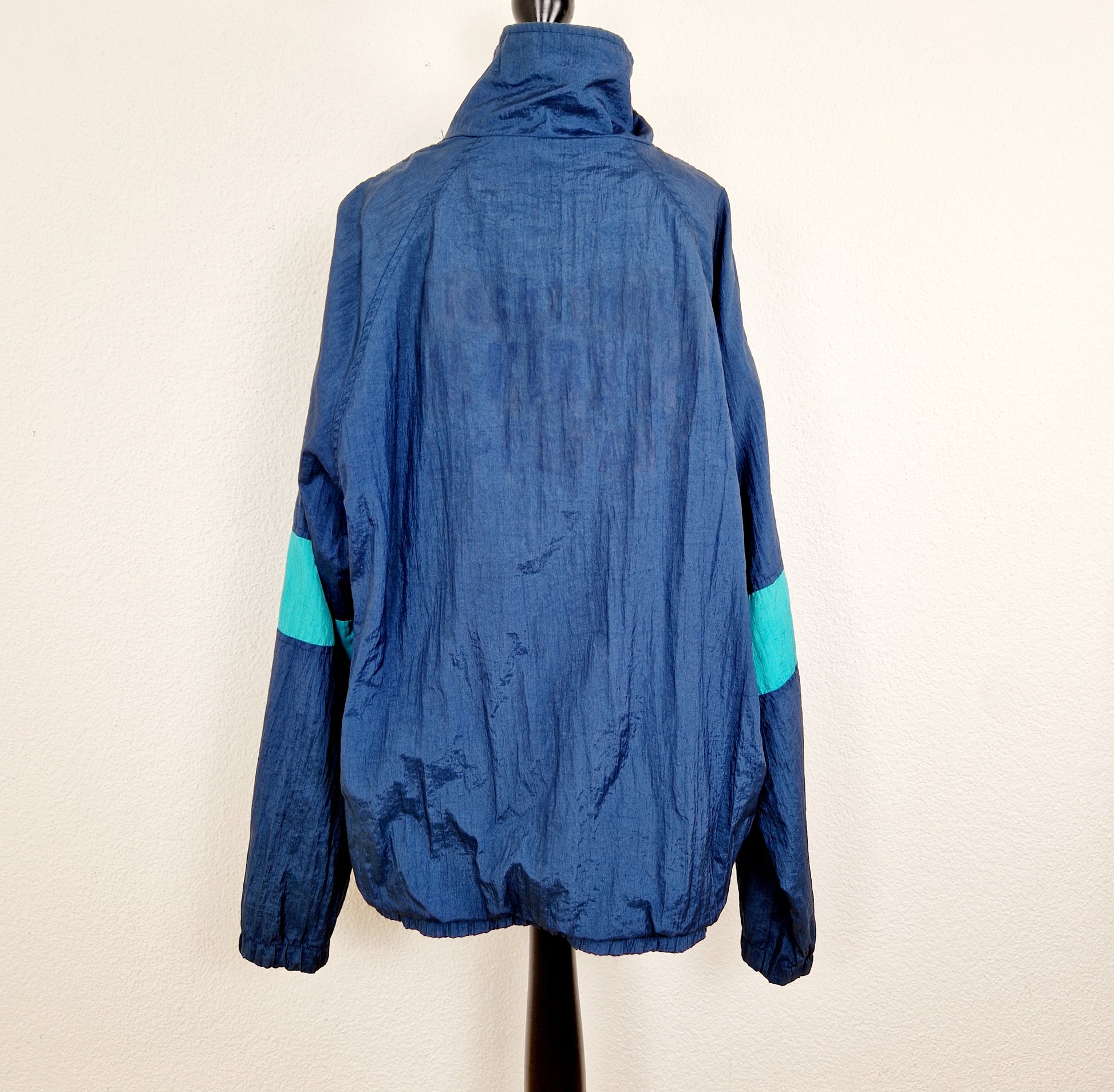 Einzigartige und nachhaltige Vintage Trainerjacke in blau-türkis von Joola. Unique and sustainable vintage track jacket in blue-turquois from Joola. Back.