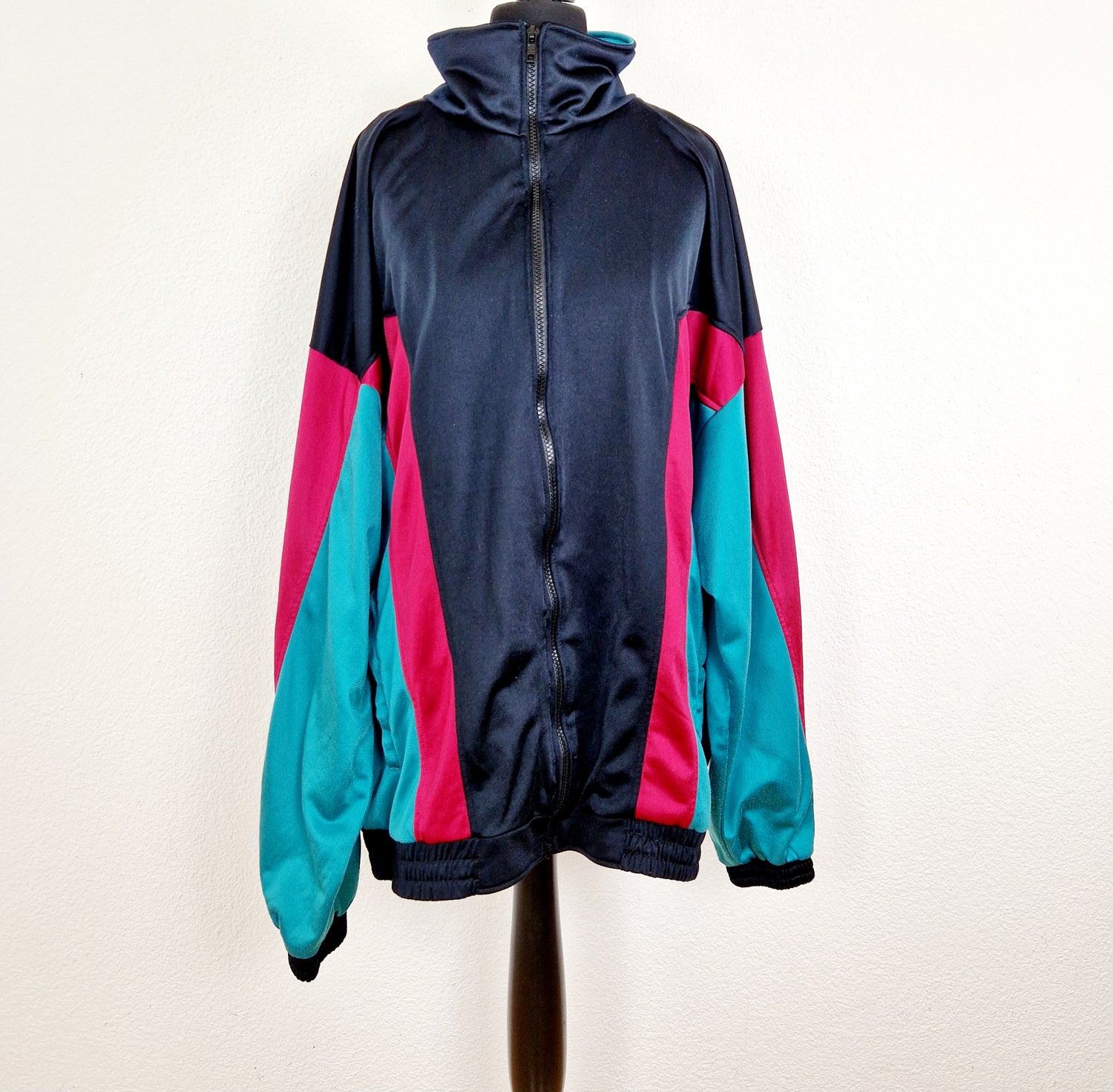 Einzigartige und nachhaltige Vintage Trainerjacke in schwarz-rot-grün. Unique and sustainable vintage track jacket in black-red-green. Front.