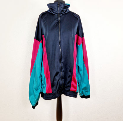 Einzigartige und nachhaltige Vintage Trainerjacke in schwarz-rot-grün. Unique and sustainable vintage track jacket in black-red-green. Front.