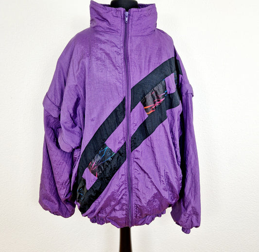 Einzigartige und nachhaltige Vintage Trainerjacke in violett. Unique and sustainable vintage track jacket in purple. Front. 