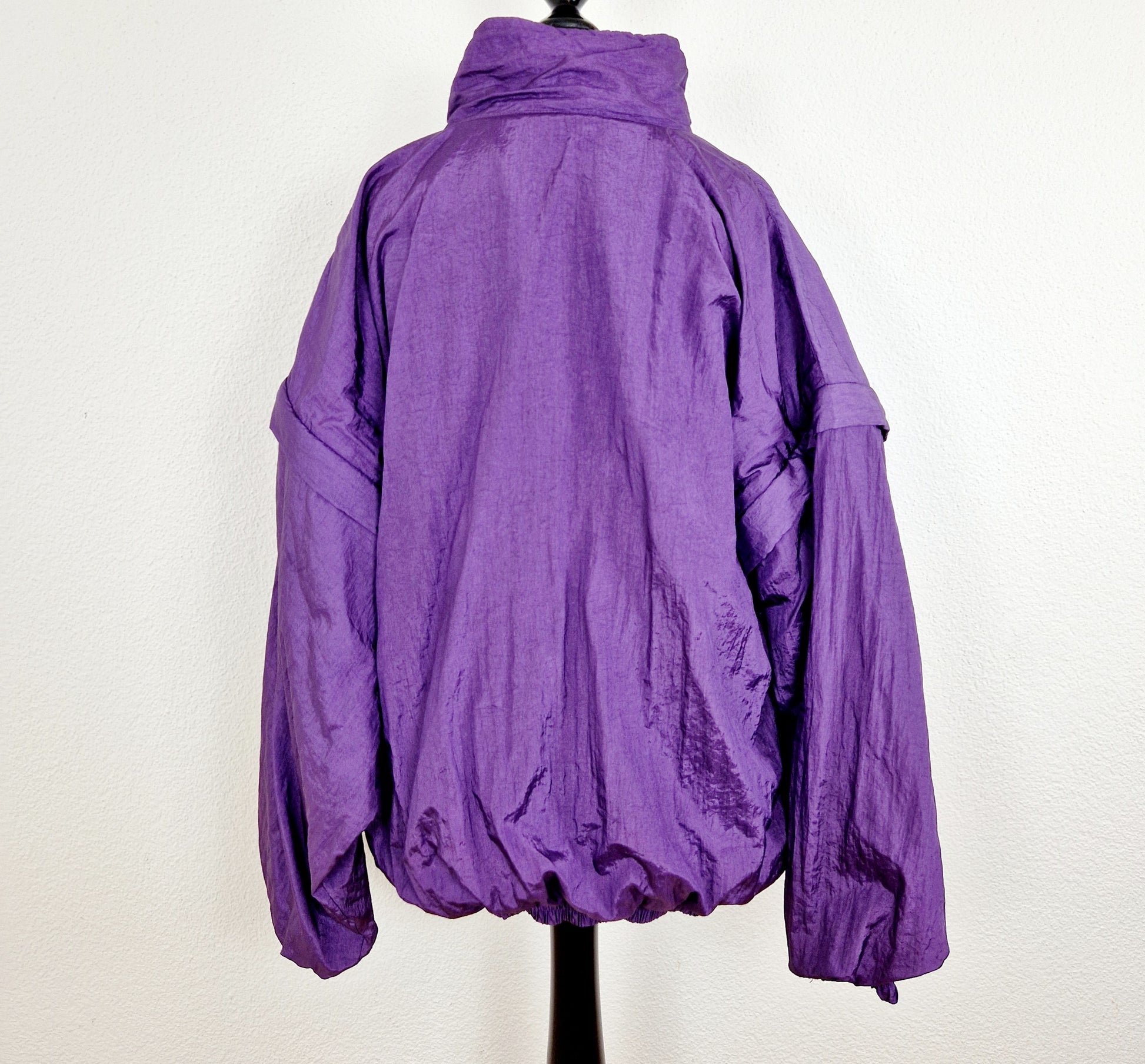 Einzigartige und nachhaltige Vintage Trainerjacke in violett. Unique and sustainable vintage track jacket in purple. Back.
