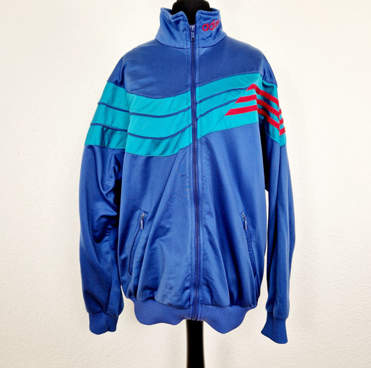 Einzigartige und nachhaltige Vintage Trainerjacke in blau-grün-rot von Adidas. Unique and sustainable vintage track jacket in blue-green-red from Adidas. Front.