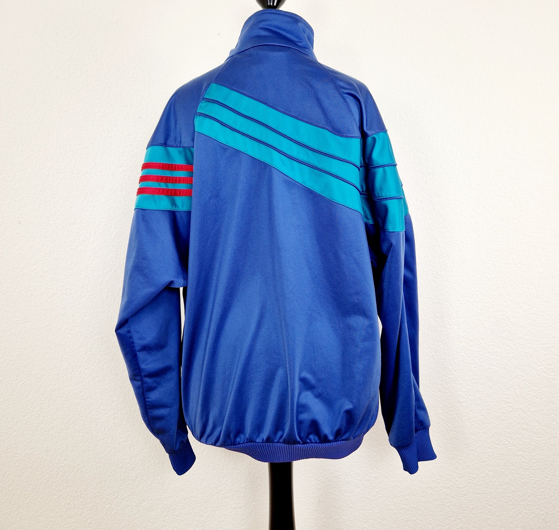 Einzigartige und nachhaltige Vintage Trainerjacke in blau-grün-rot von Adidas. Unique and sustainable vintage track jacket in blue-green-red from Adidas. Back.