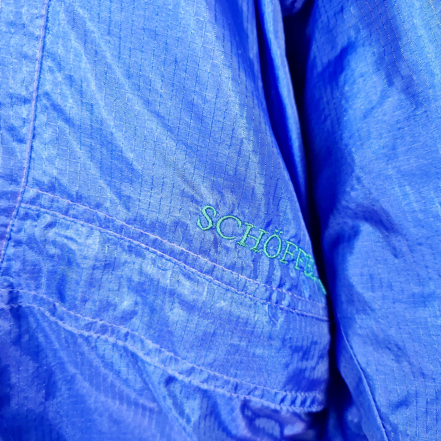 Einzigartige und nachhaltige Vintage Jacke in violett von Schöffel. Unique and sustainable vintage jacket in purple from Schöffel. Close-up.