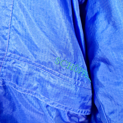 Einzigartige und nachhaltige Vintage Jacke in violett von Schöffel. Unique and sustainable vintage jacket in purple from Schöffel. Close-up.