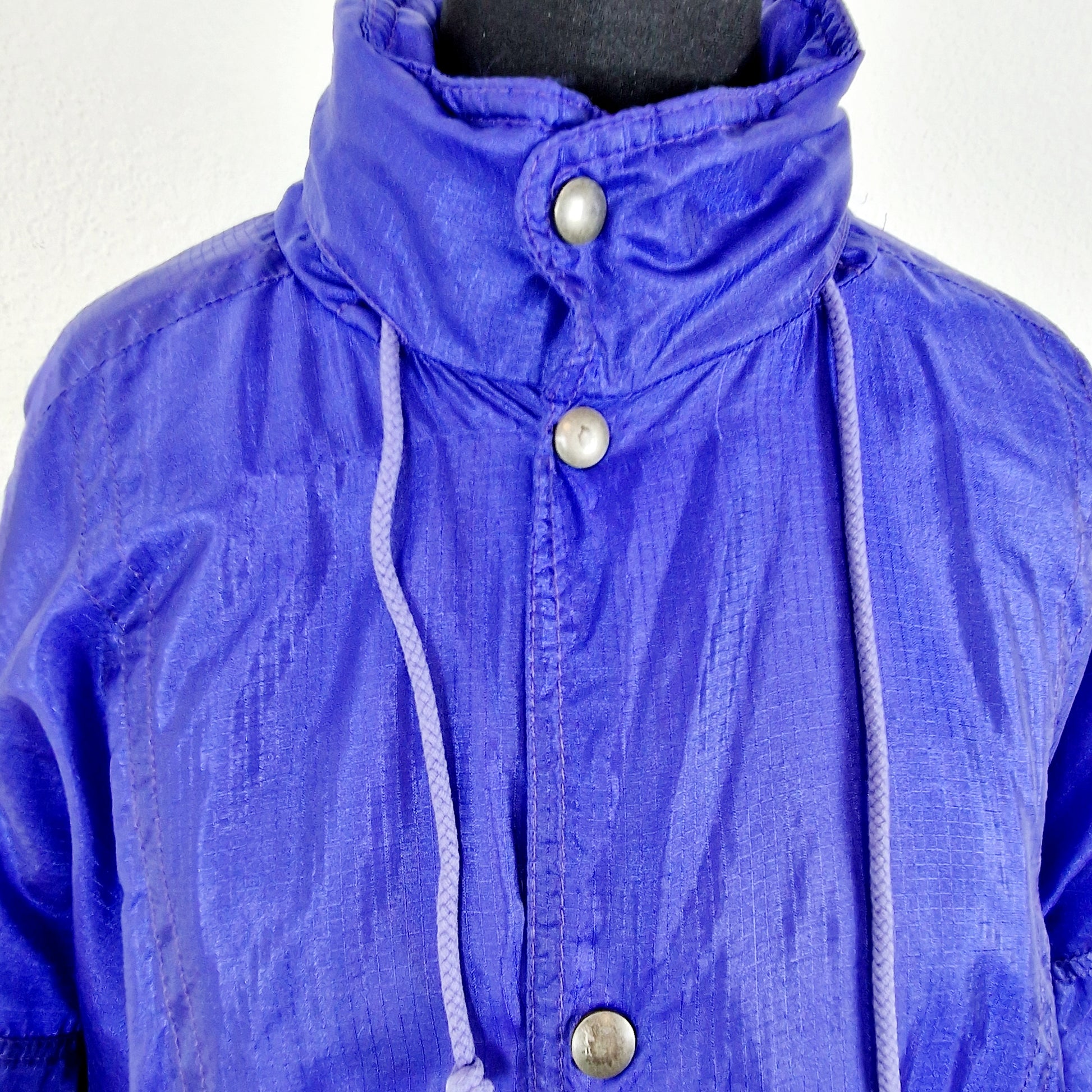 Einzigartige und nachhaltige Vintage Jacke in violett von Schöffel. Unique and sustainable vintage jacket in purple from Schöffel. Clos-up 2.